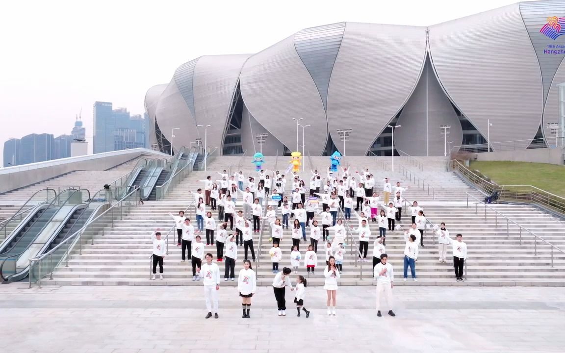 为亚运喝彩,为杭州加油!浙传媒体工程学院8名学生志愿者参与“杭州亚运快闪”系列活动,在“大莲花”畔唱响《最美的风景》!哔哩哔哩bilibili