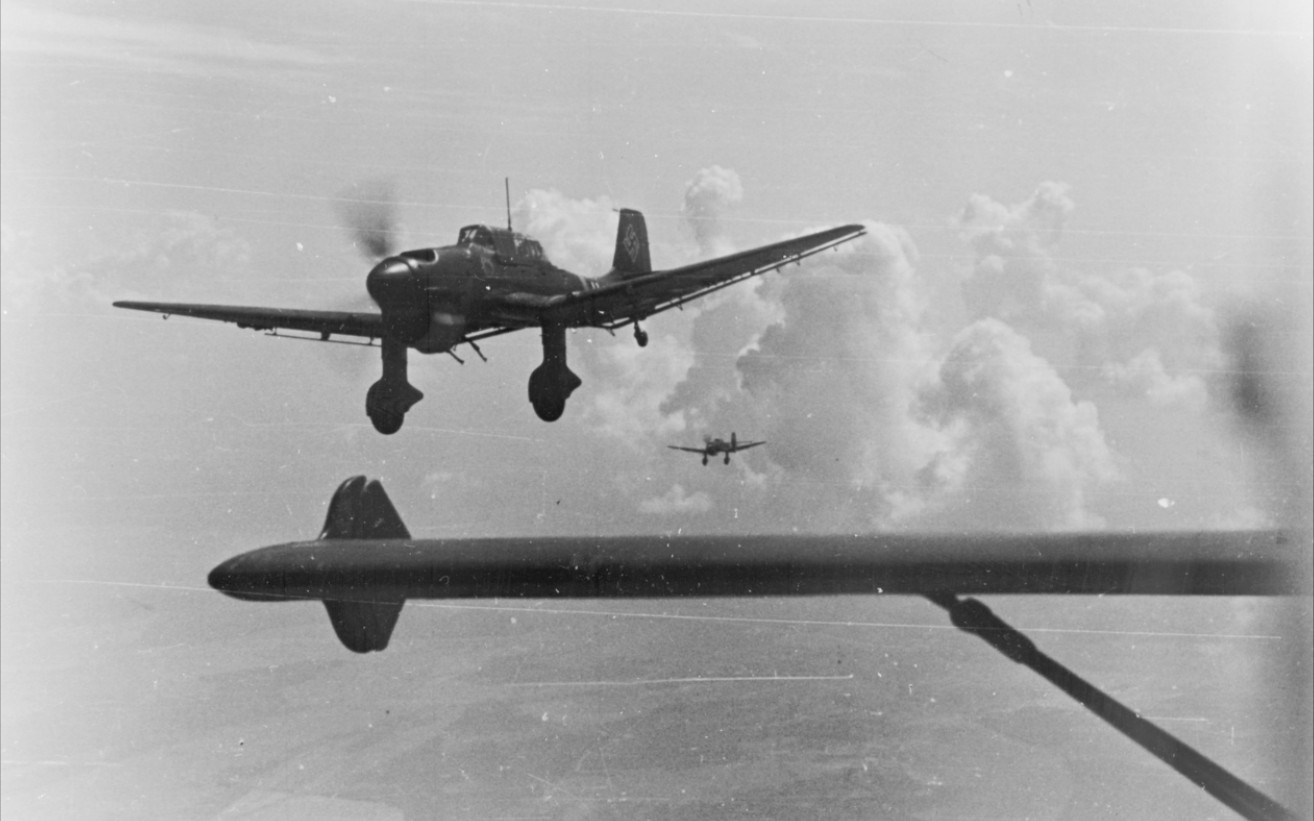 战地记者拍摄德军斯图卡轰炸机攻击敌军防线影像
