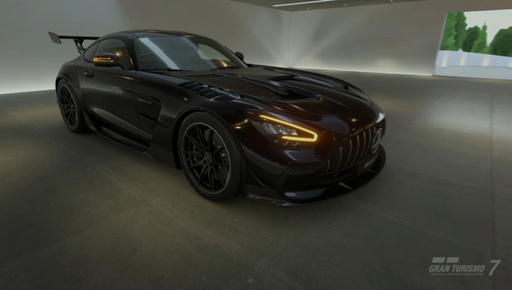 车库里游进一条极品大黑鲨