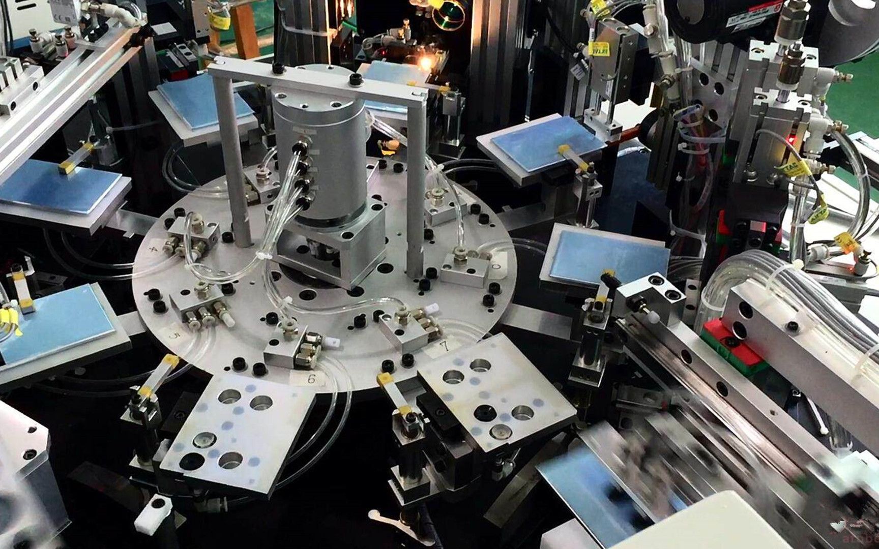 锂电池叠片设备中正负极片上料模块工作原理是什么?如何设计呢?