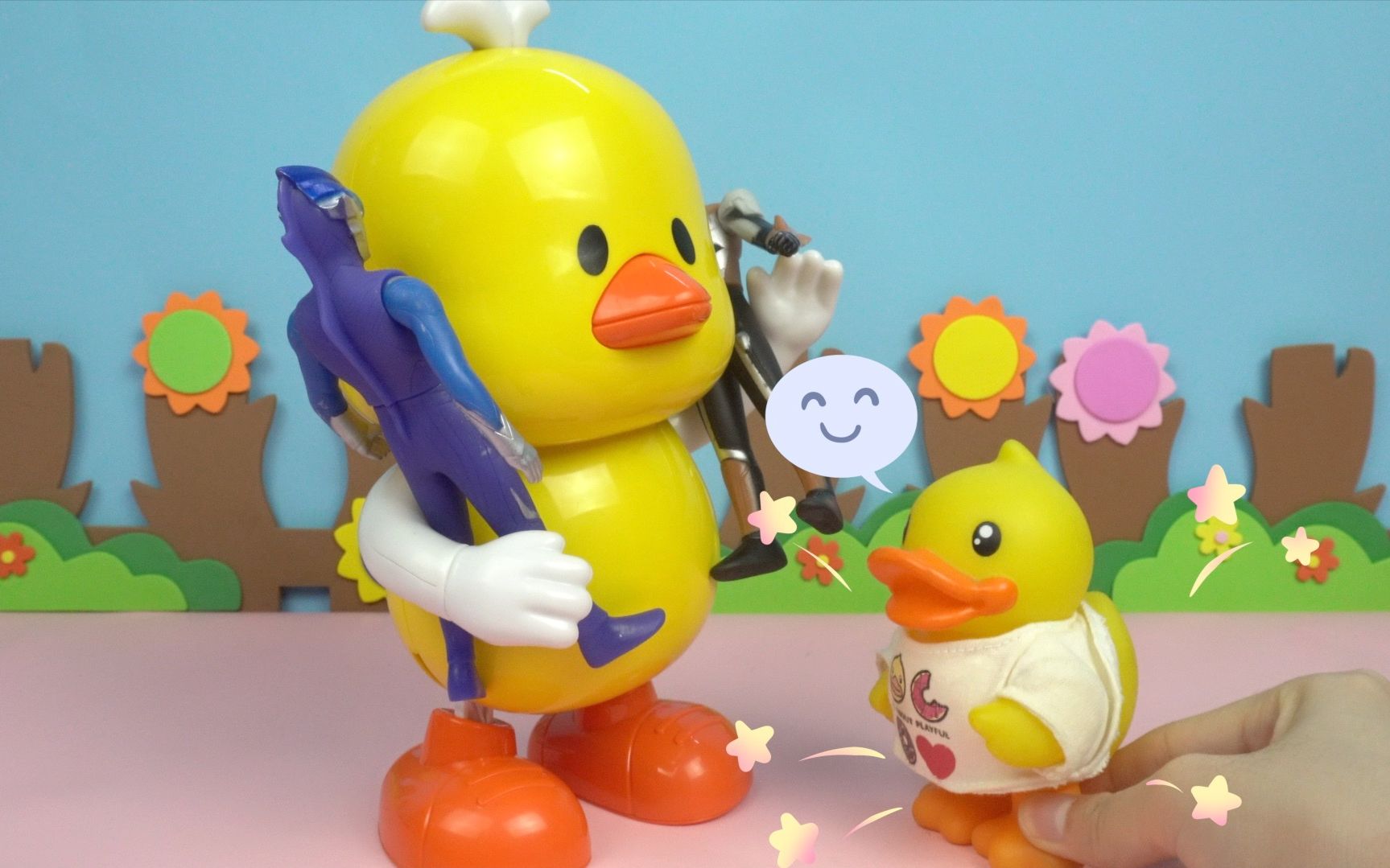 《熊妹玩具》奥特曼给小黄鸭父子表演打怪兽_哔哩哔哩 (゜-゜)つロ