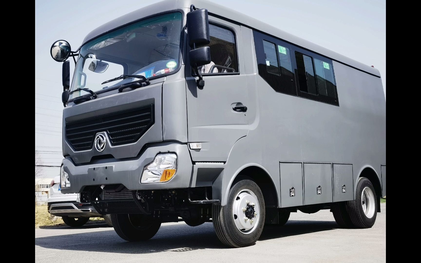 国产四驱硬派越野房车-东风挑战者 ,后置独立卫生间卡座上下铺的布局