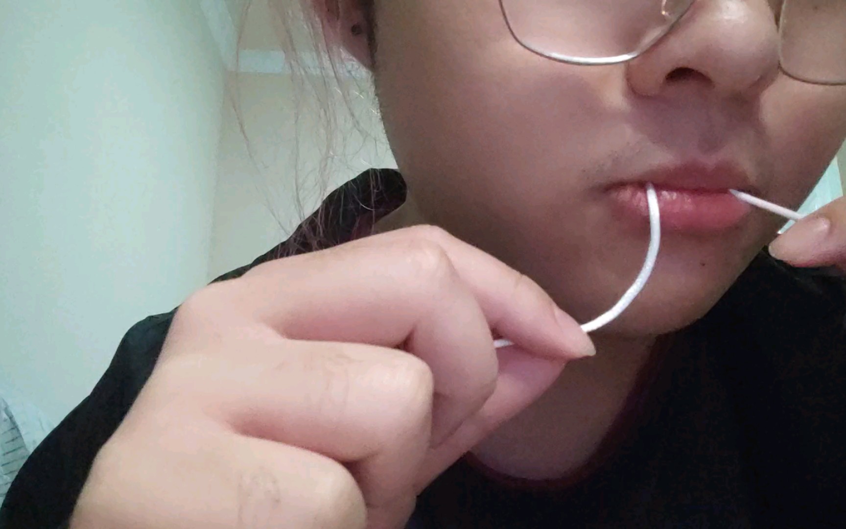 学会了用舌头给绳子打结