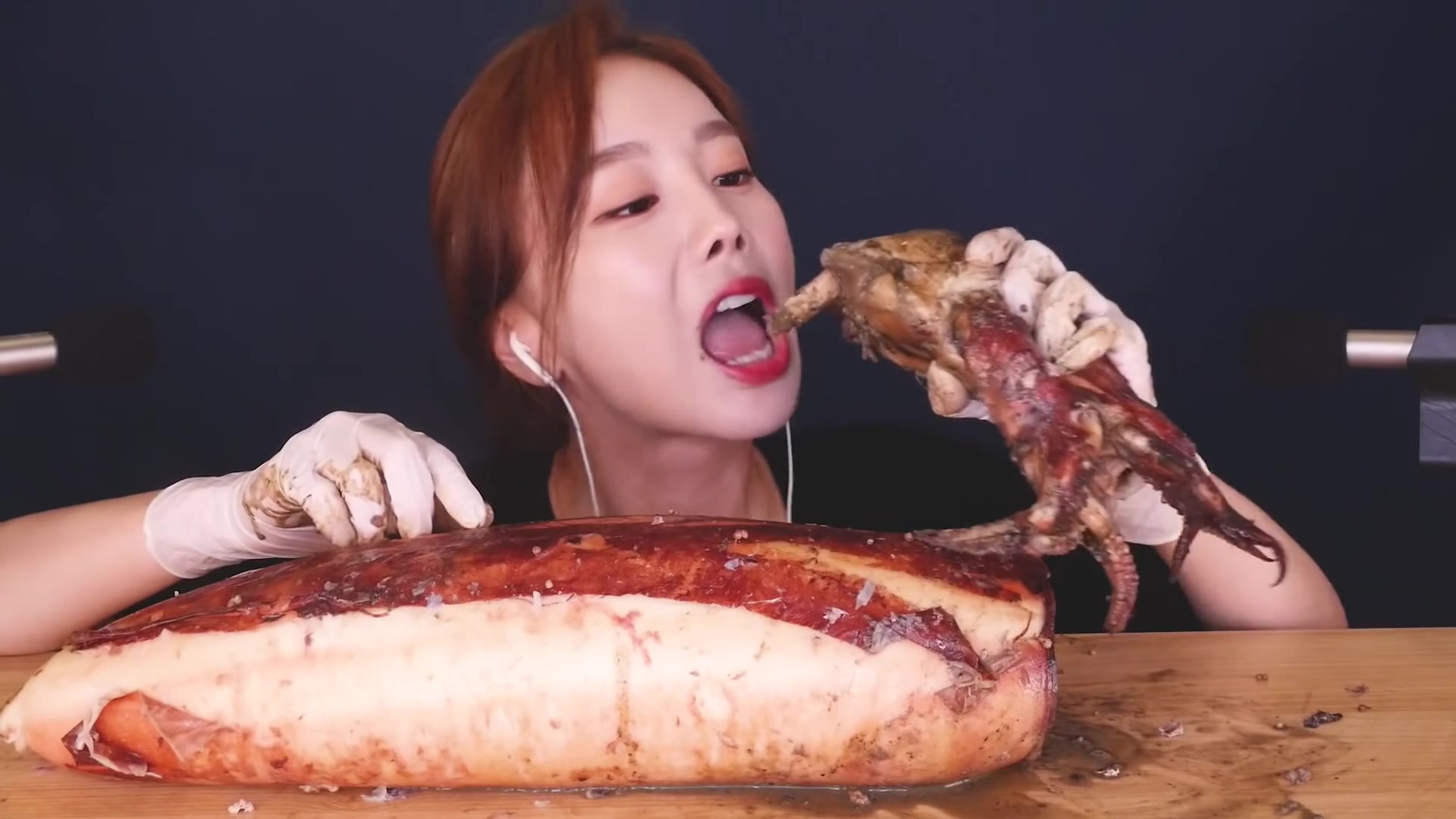 韩国美女挑战试吃超大鱿鱼,看美女主播品尝海鲜超大鱿鱼