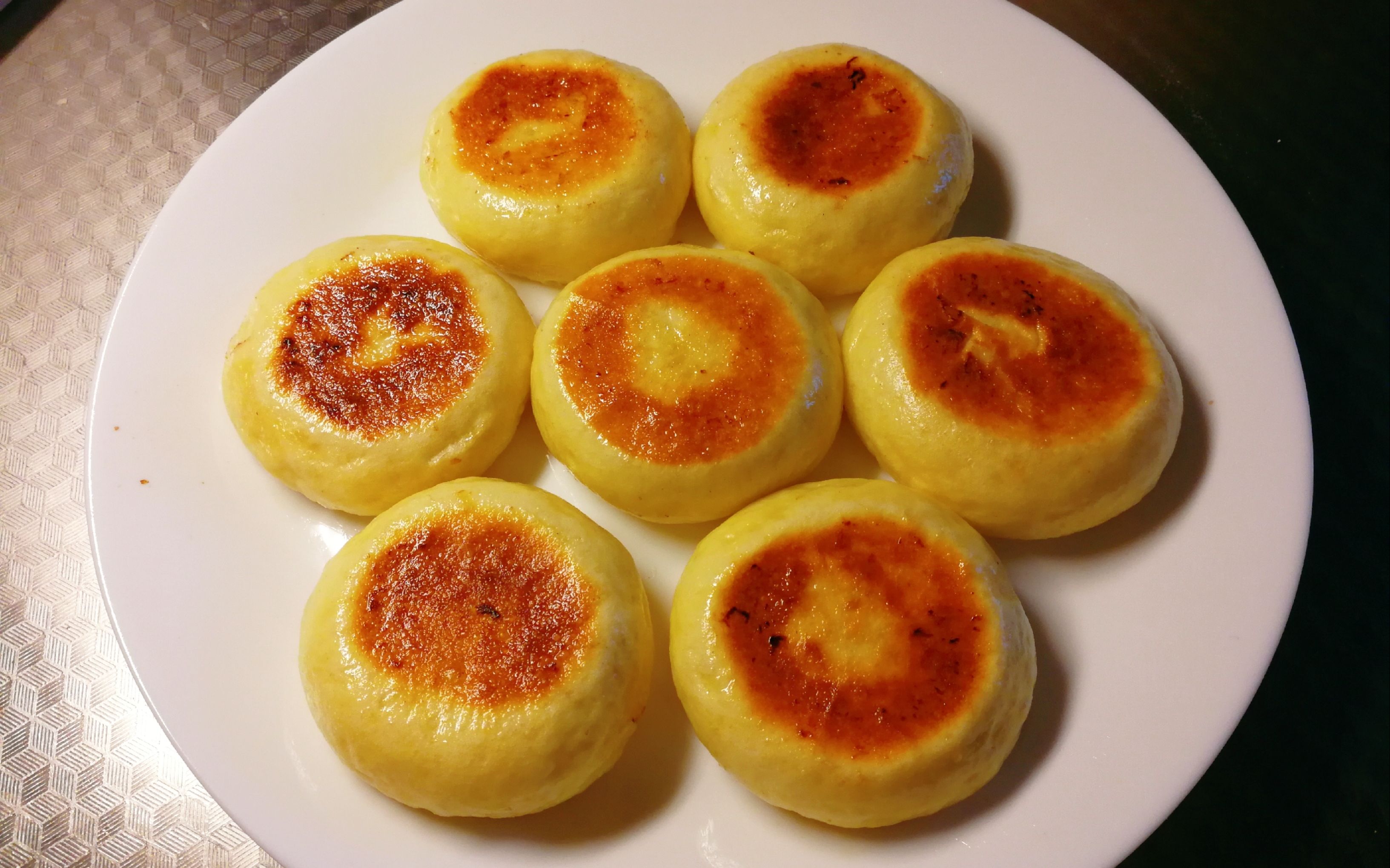 奶香发面饼:外表焦香,里面松软,奶香奶香的,比面包还好吃呢