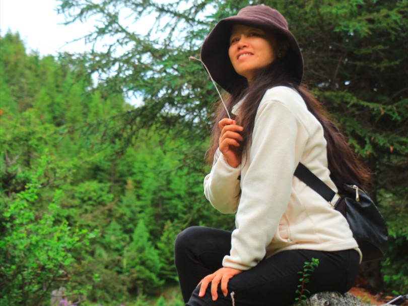 和美女一起在白马雪山脚下露营,采菌子.这样露营生活好惬意