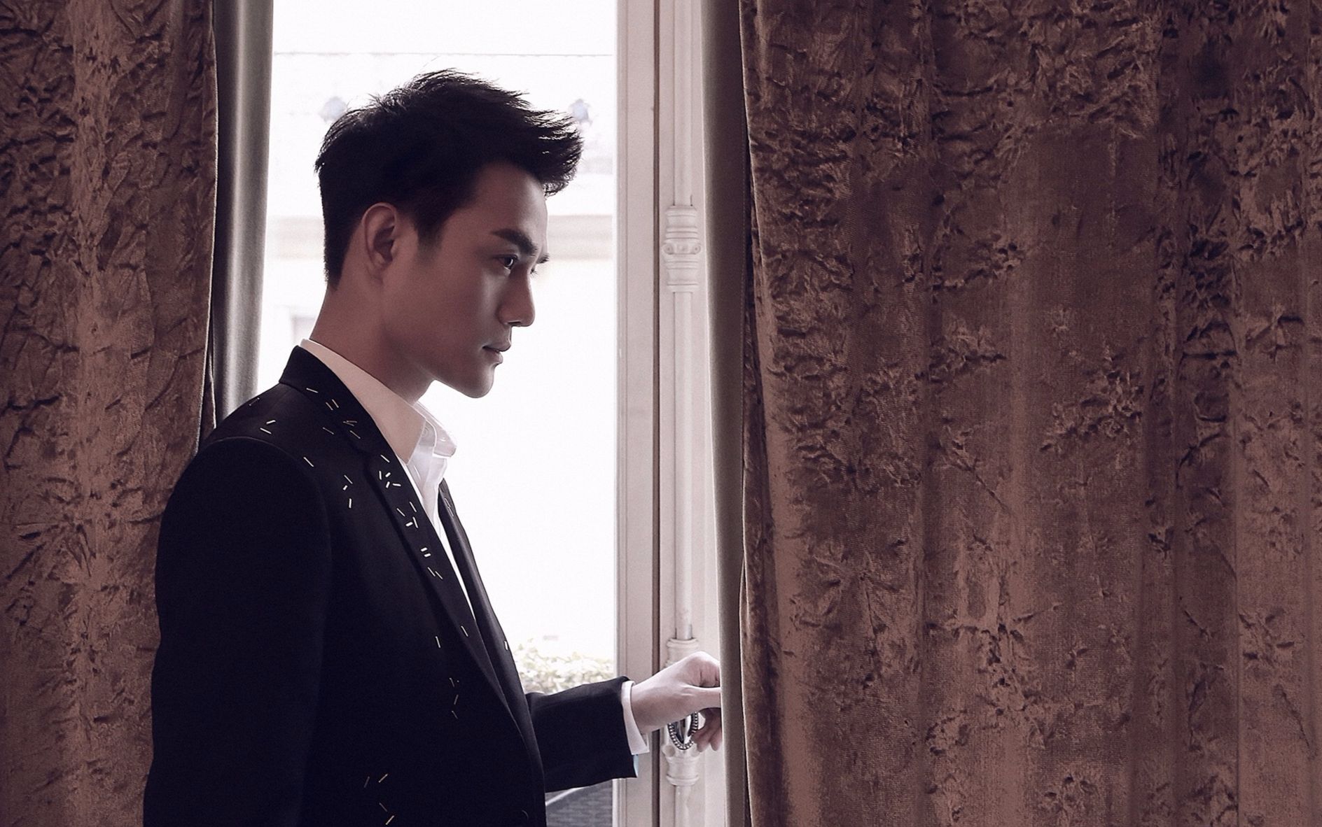 王凯2017巴黎男装周dior腾讯街拍大片花絮