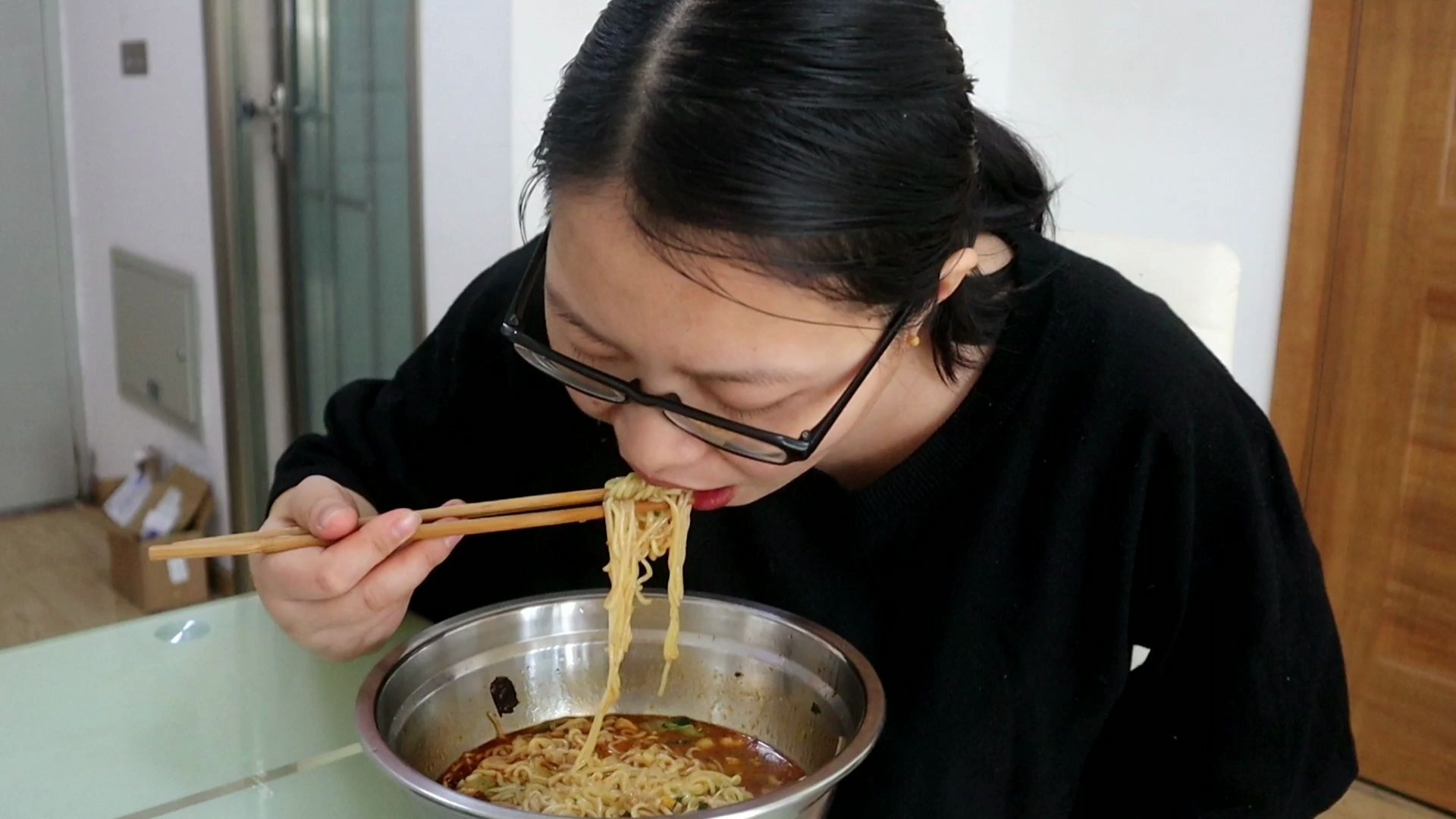 北漂三妮嘴馋想吃面,做一盆麻辣肉丝面,麻辣爽口有肉有菜吃美了