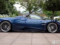 Скачать видео: 帕加尼（Pagani）Huayra Roadster 蓝碳 帕加尼老板指挥倒车 限量100台