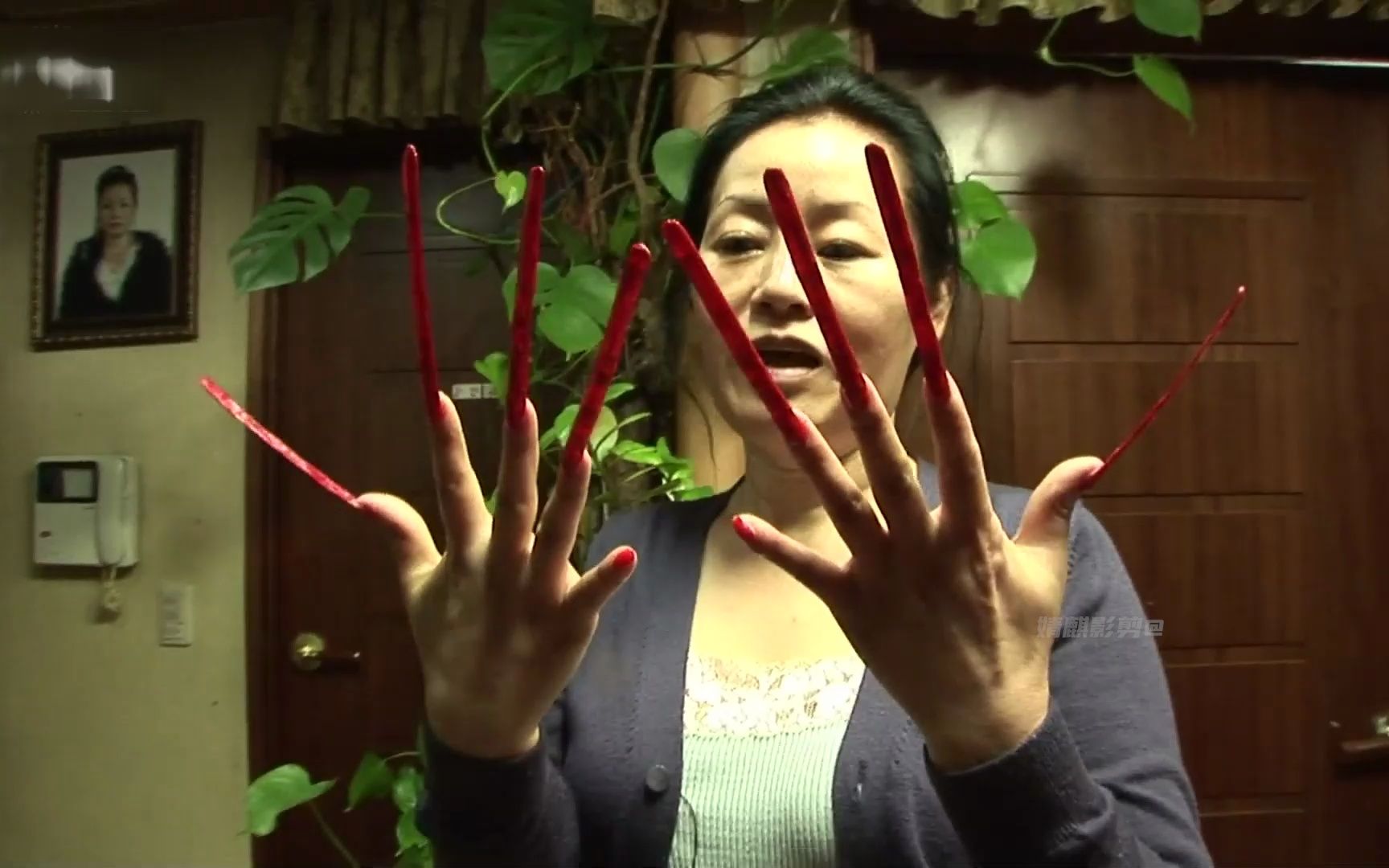 女子三十年不剪指甲,足足有二十厘米长