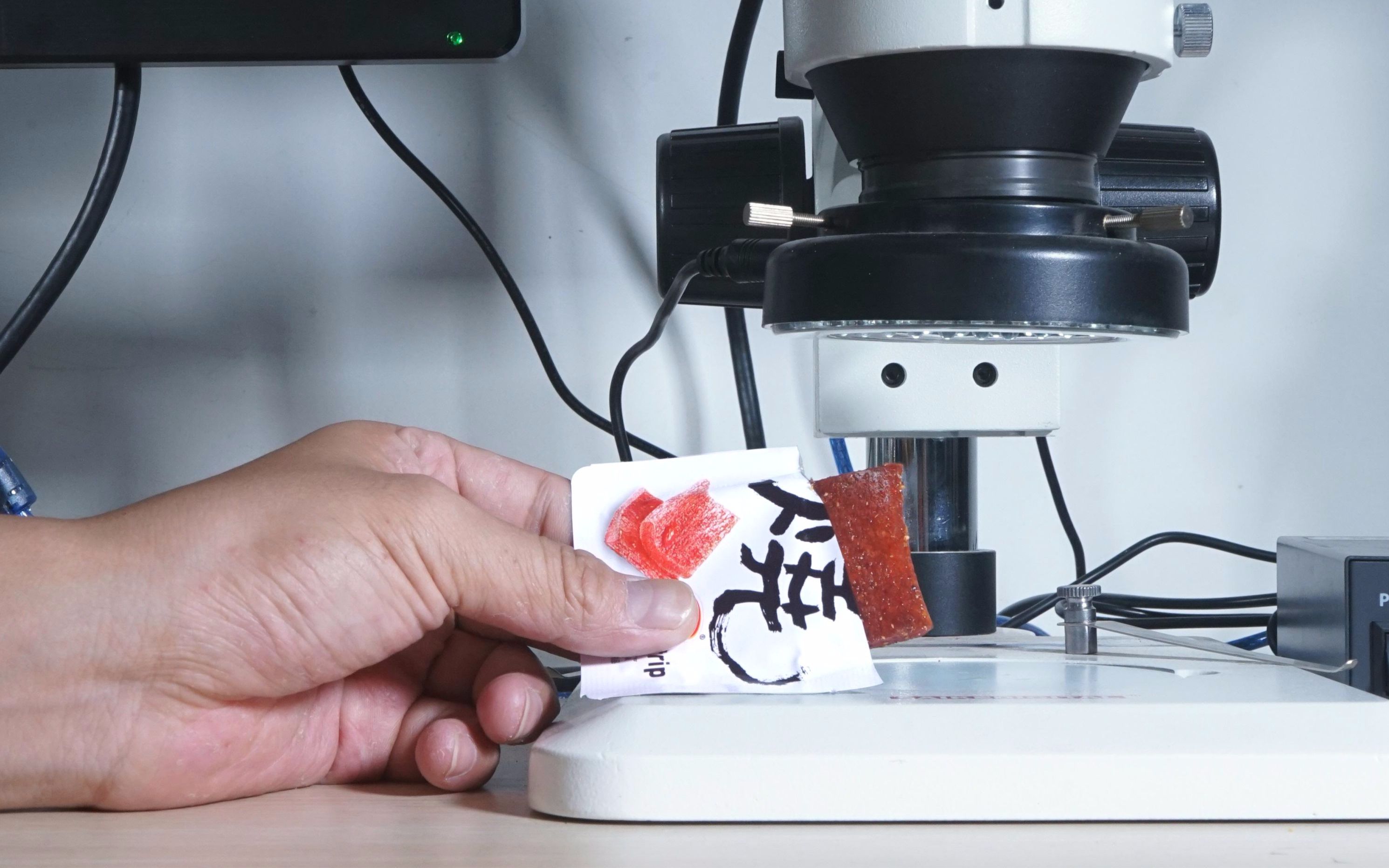 辣条不卫生用显微镜放大250倍看完赶紧吃一根压压惊vlog