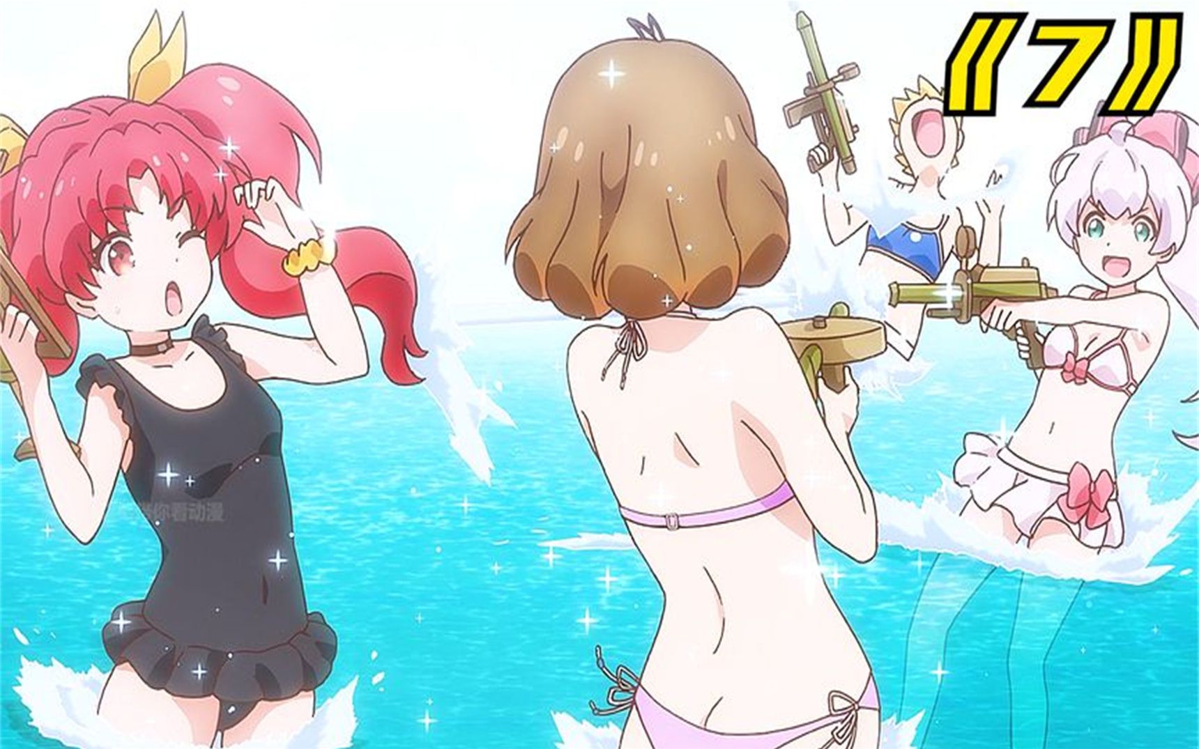 四位少女海边游泳,身着泳衣简直养眼