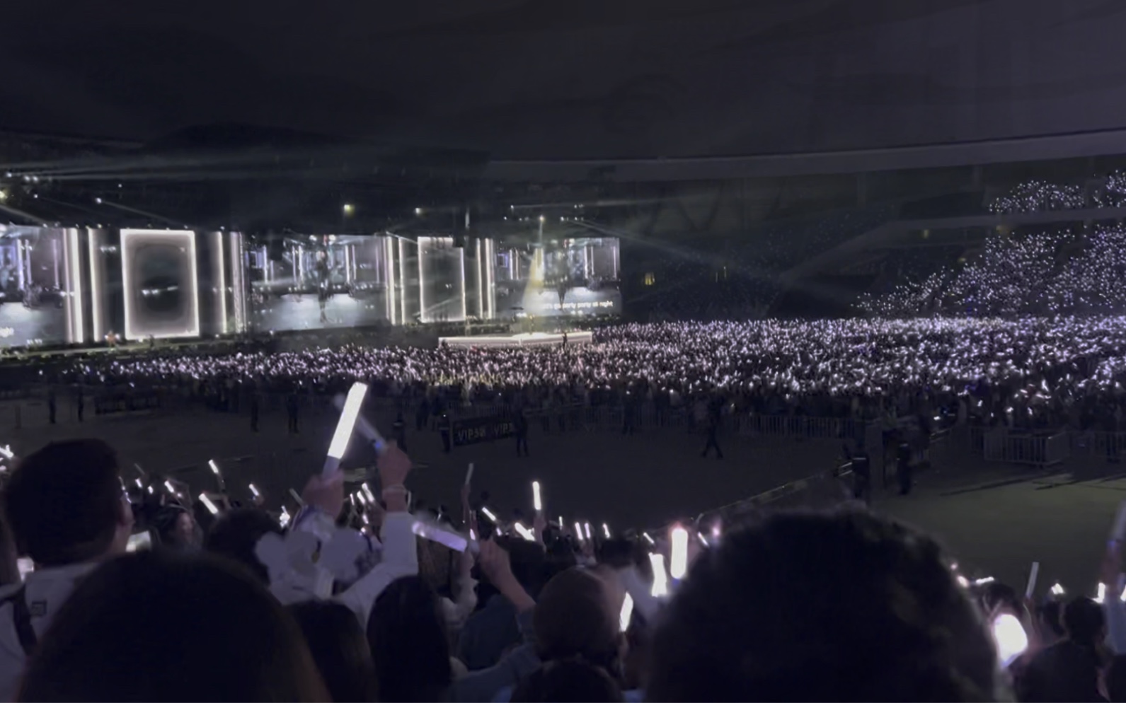 五月天成都演唱会 《派对动物》  《离开地球表面》! 全场蹦迪 !