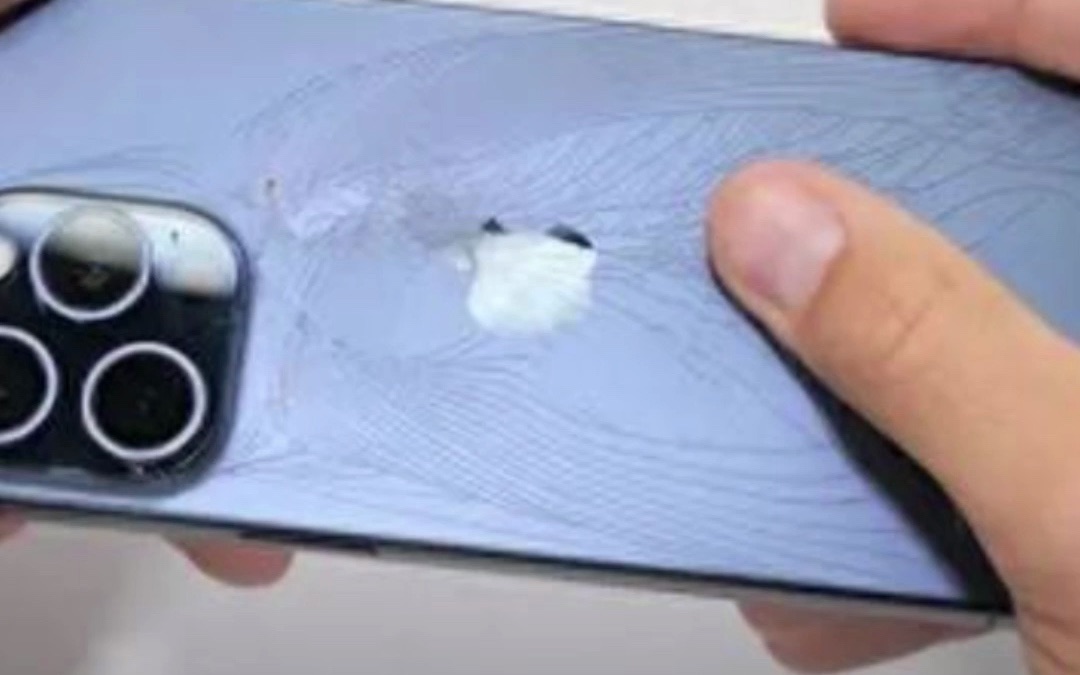 苹果客服回应iPhone15玻璃背板易碎:确实可能存在该问题,如有顾虑建议使用保护壳哔哩哔哩bilibili