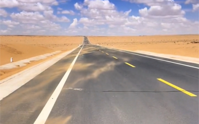 去二连浩特的路上,偶遇绝美的沙漠公路.