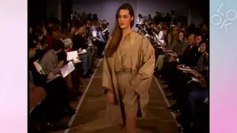 Descargar video: 【秀场】Michael Kors Spring 1990·春夏大秀