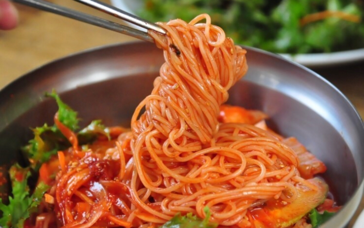 偷拍妈妈做香香的【泡菜拌面】