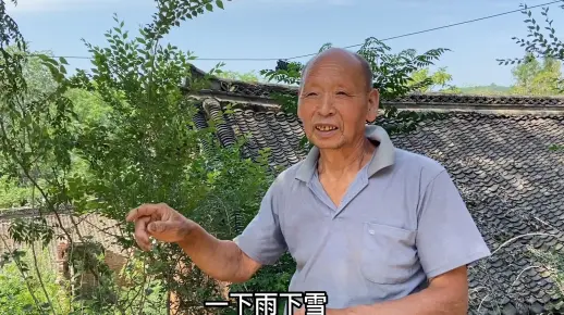 山村人不多村风好，不孕人家义务扫路半辈子，40岁竟喜添孩子