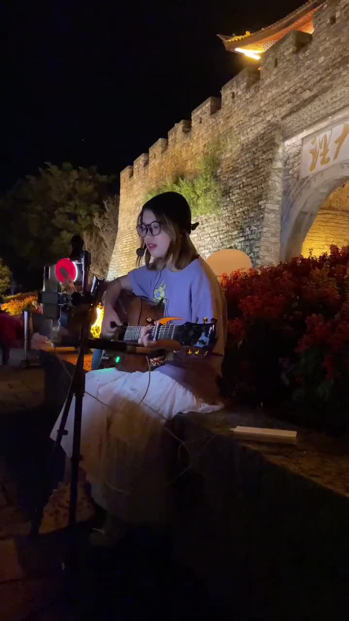 户外唱歌吉他弹唱街头艺人双子配狮子刚好吗张小九雾