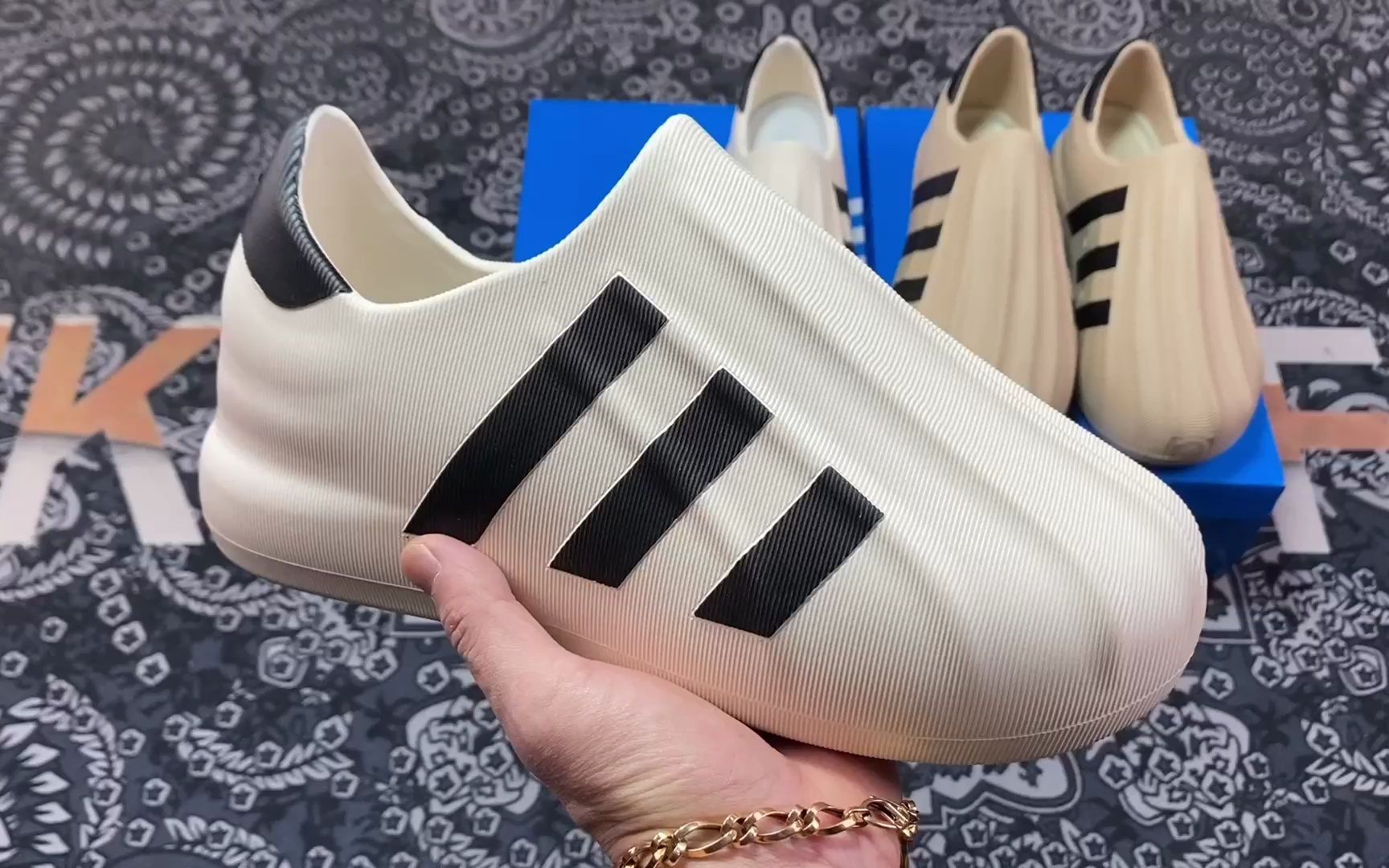 superstar"骨白黑"贝壳头版一脚蹬系列休闲运动鸭掌鞋莆田鞋hq8754