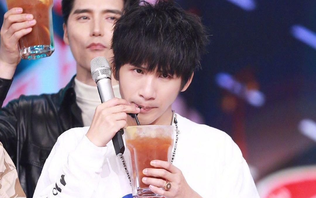 大张伟模仿现场模仿郑钧,王菲笑趴,连本尊都乐了