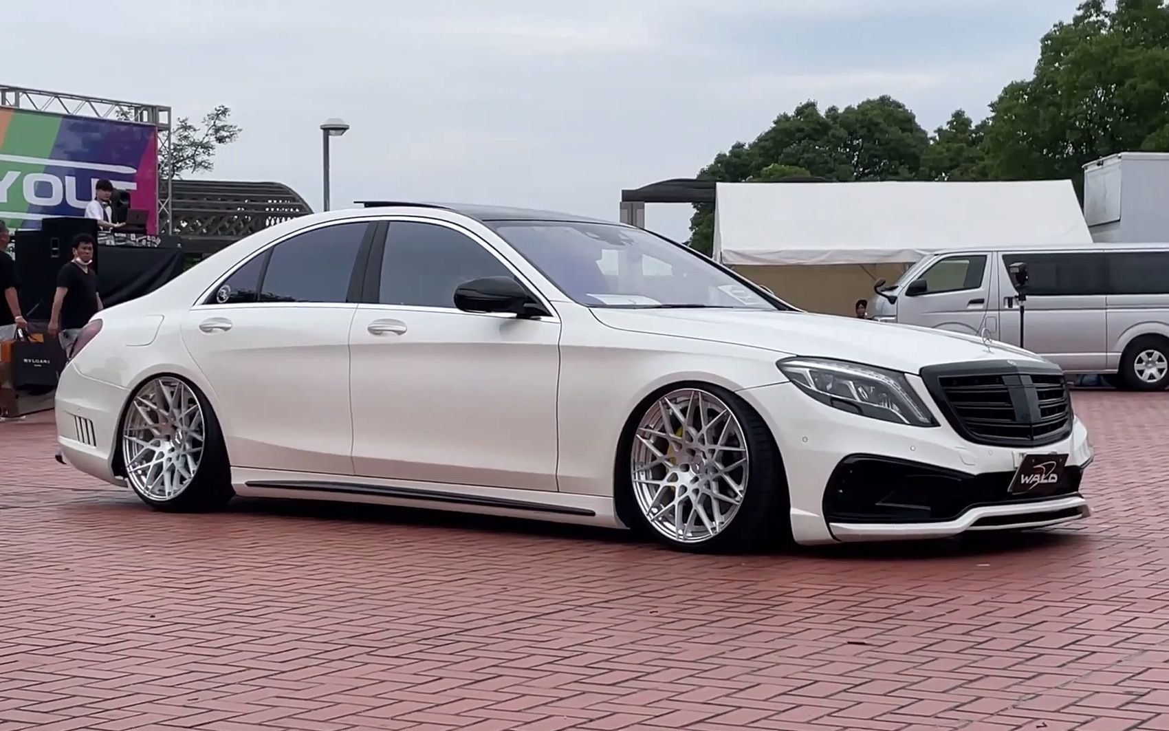 奔驰 w222 s级 日本改装低趴(美国人喜欢把车改成哪都能去,日本人花