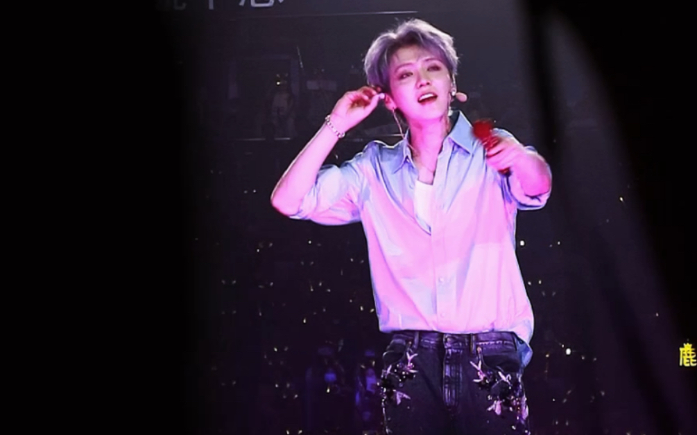 夹缝中看鹿晗递话筒唱致爱