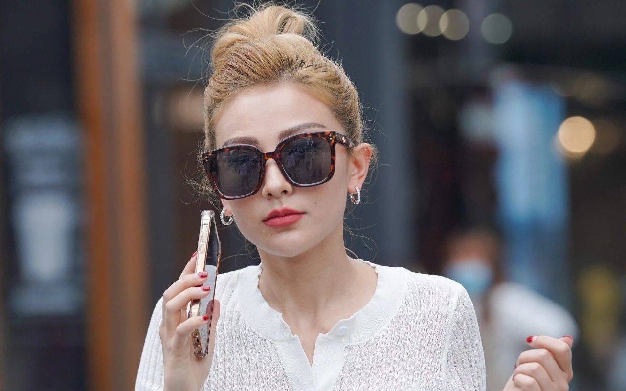 白色时尚穿搭,墨镜打造女神风范