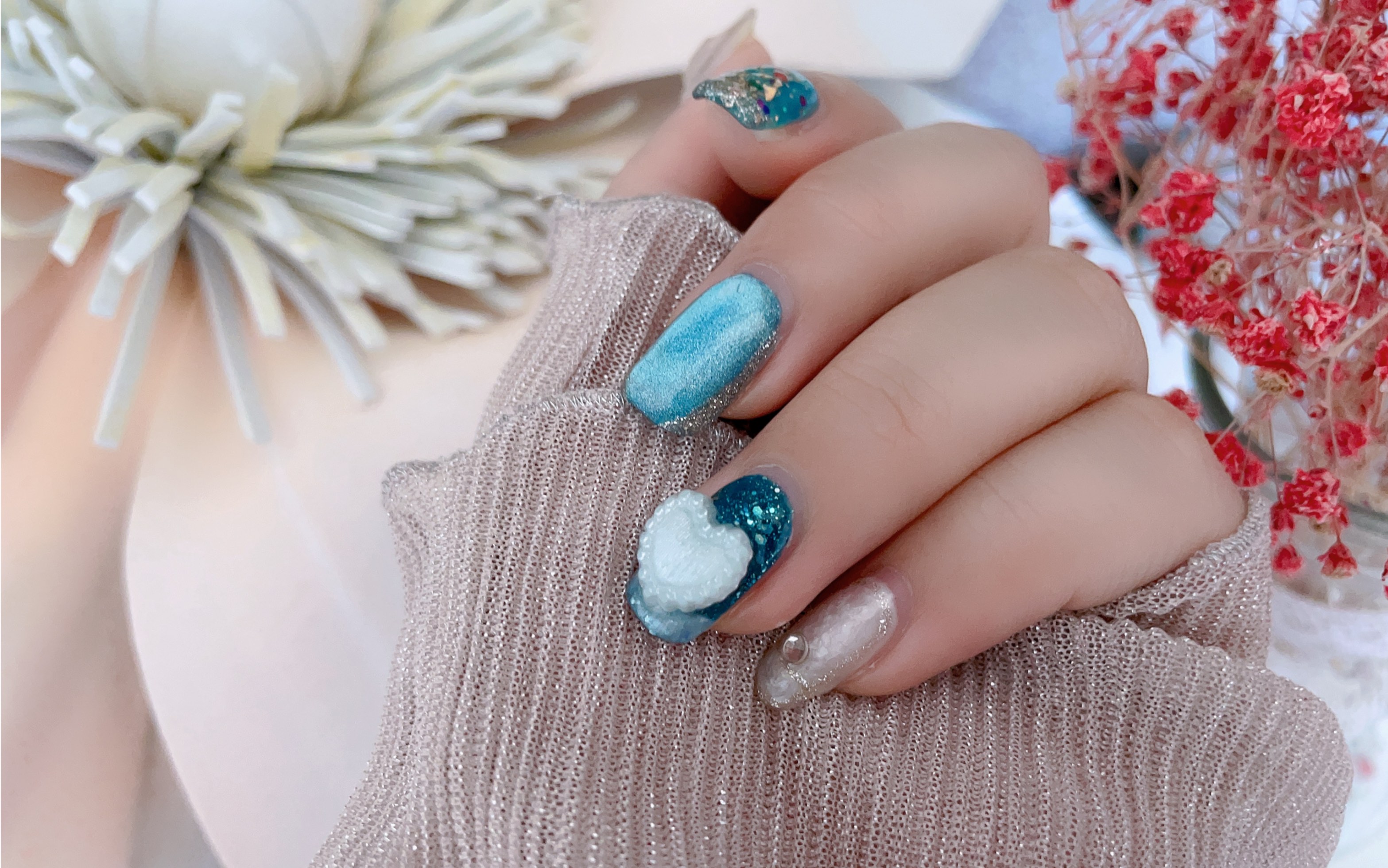 跟夏天最配的海蓝色美甲