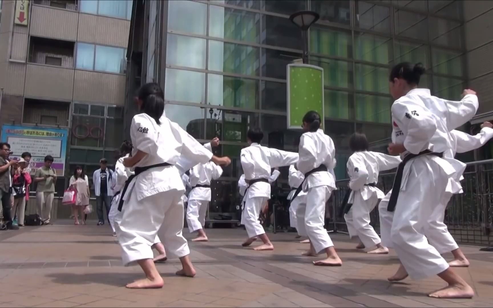 空手道少女怡宝图片