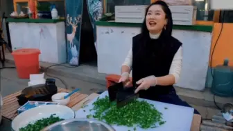 凤凰传奇玩出新花样，鼓手体验切菜是啥样，玲花也太可爱搞笑了！