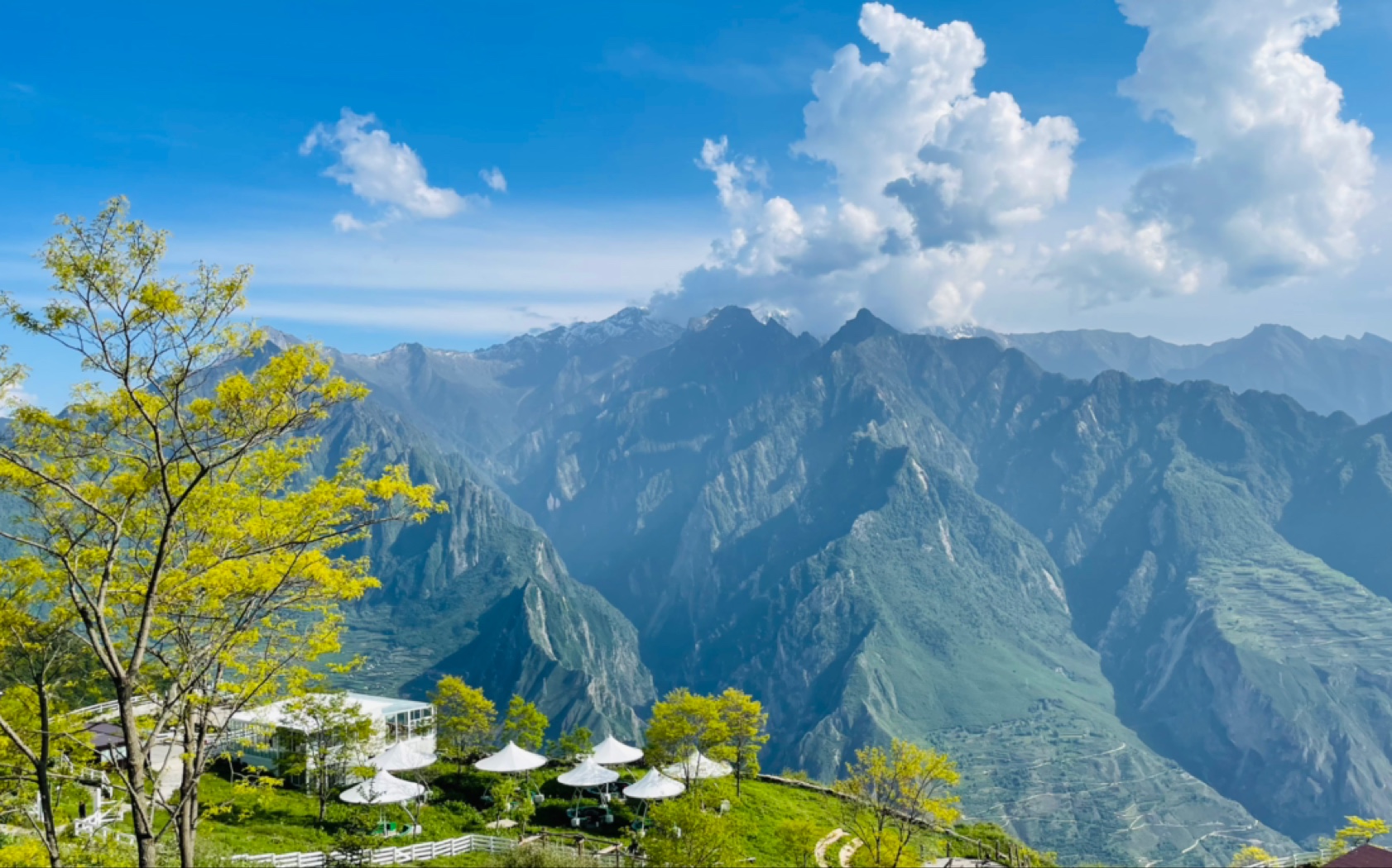 浮云牧场山路环绕图片图片