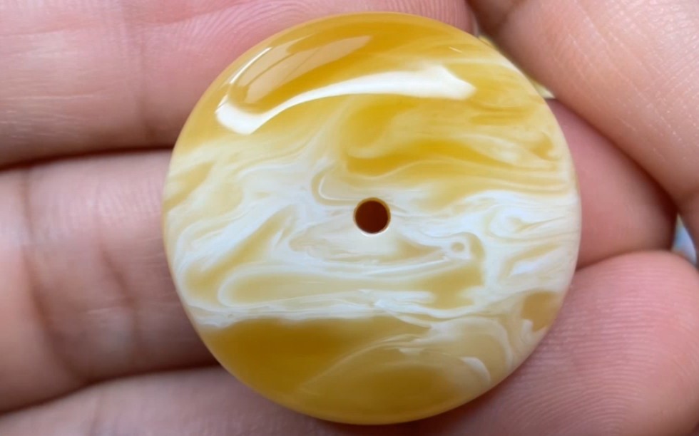 俄料收藏级瓷白花拉丝纹妖花蜜蜡平安扣