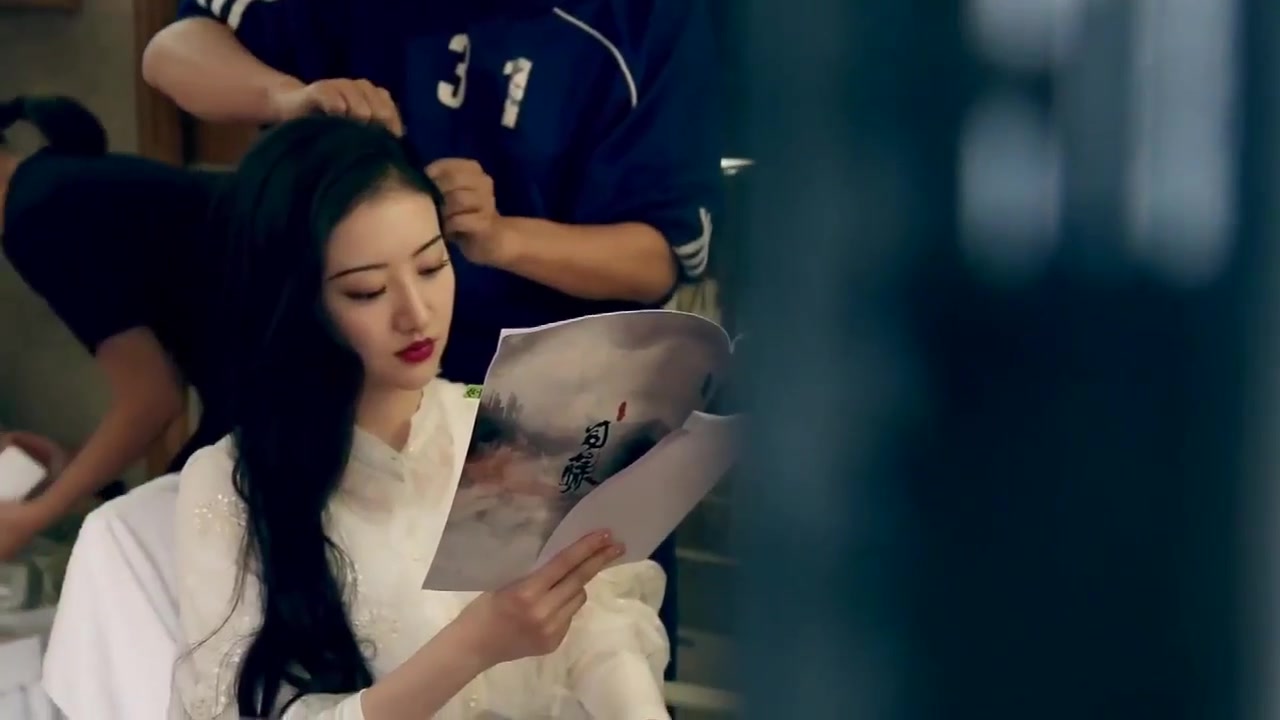 司藤花絮景甜为了拍戏天天吃青菜连鸡翅和披萨都没法吃