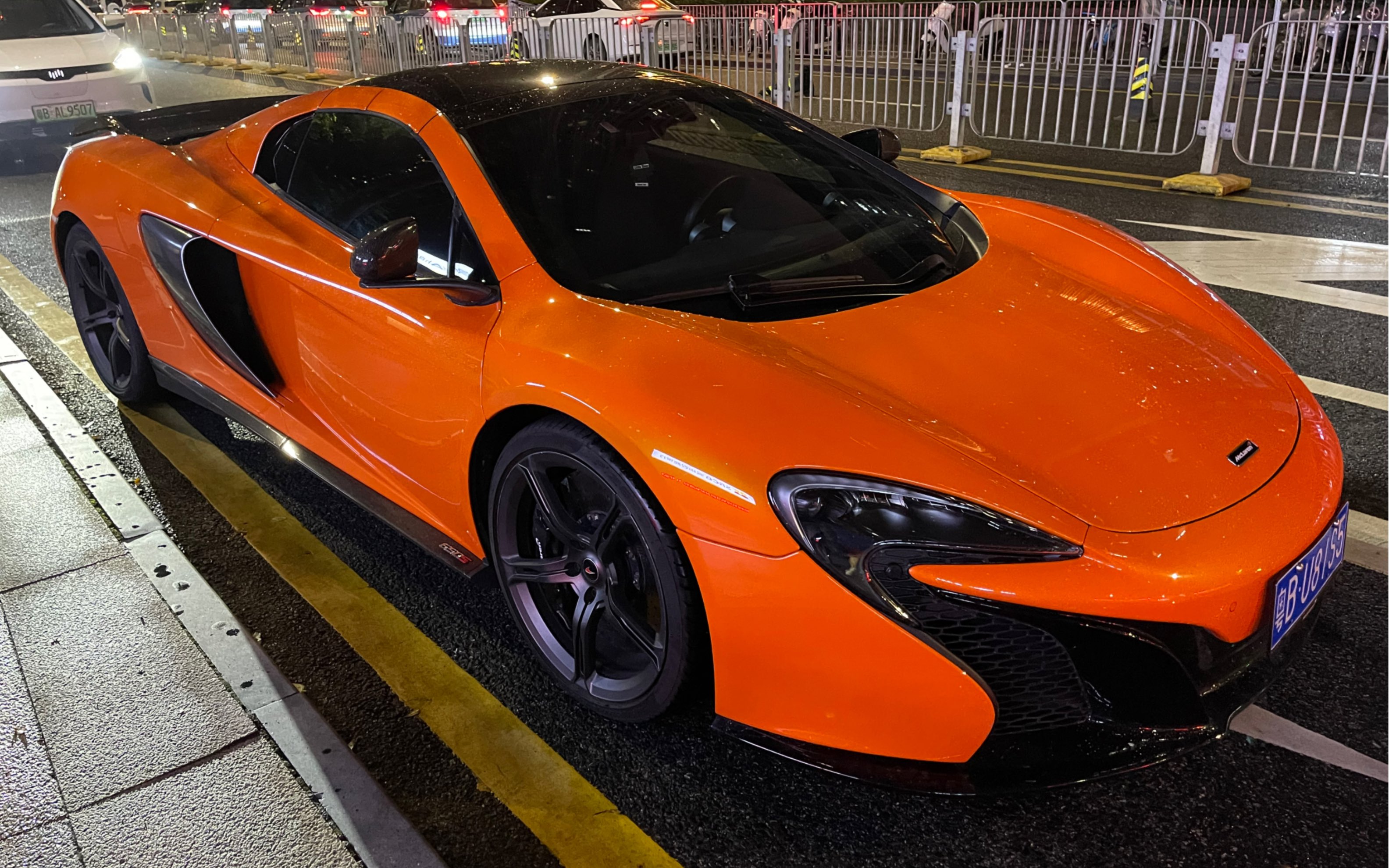 【深圳|650s spider】橙色650s敞篷在夜晚灯光下映衬下还挺好看的