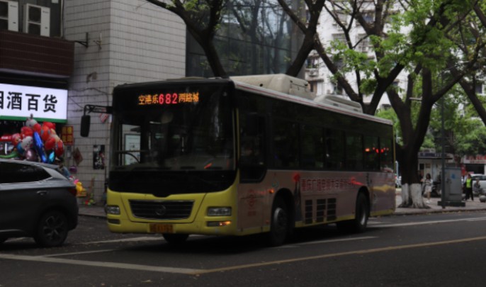 682路ckz6116n5早间雨天行车实录(朗月路口---恒通客车厂 区间,拍摄