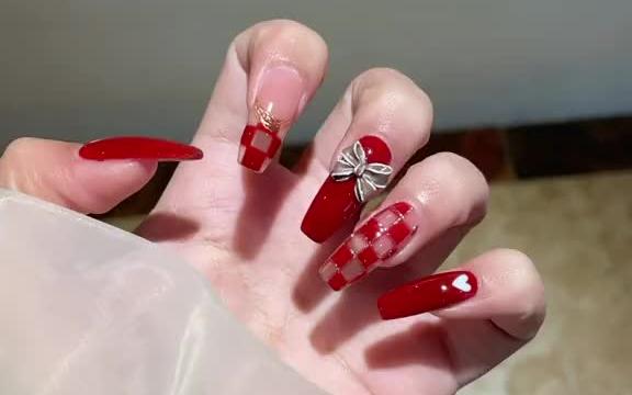 红色棋盘格蝴蝶结美甲款式教程