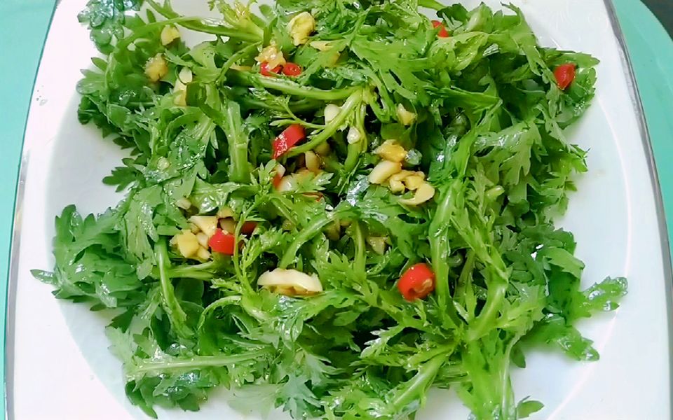 清新爽口的凉拌茼蒿,特别的开胃下饭,简单易学2分钟就搞定