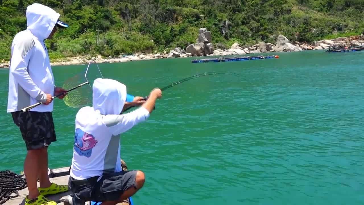 鱼排筏钓大乌头,鱼比钓鱼人的腿还粗,过瘾!_哔哩哔哩_bilibili