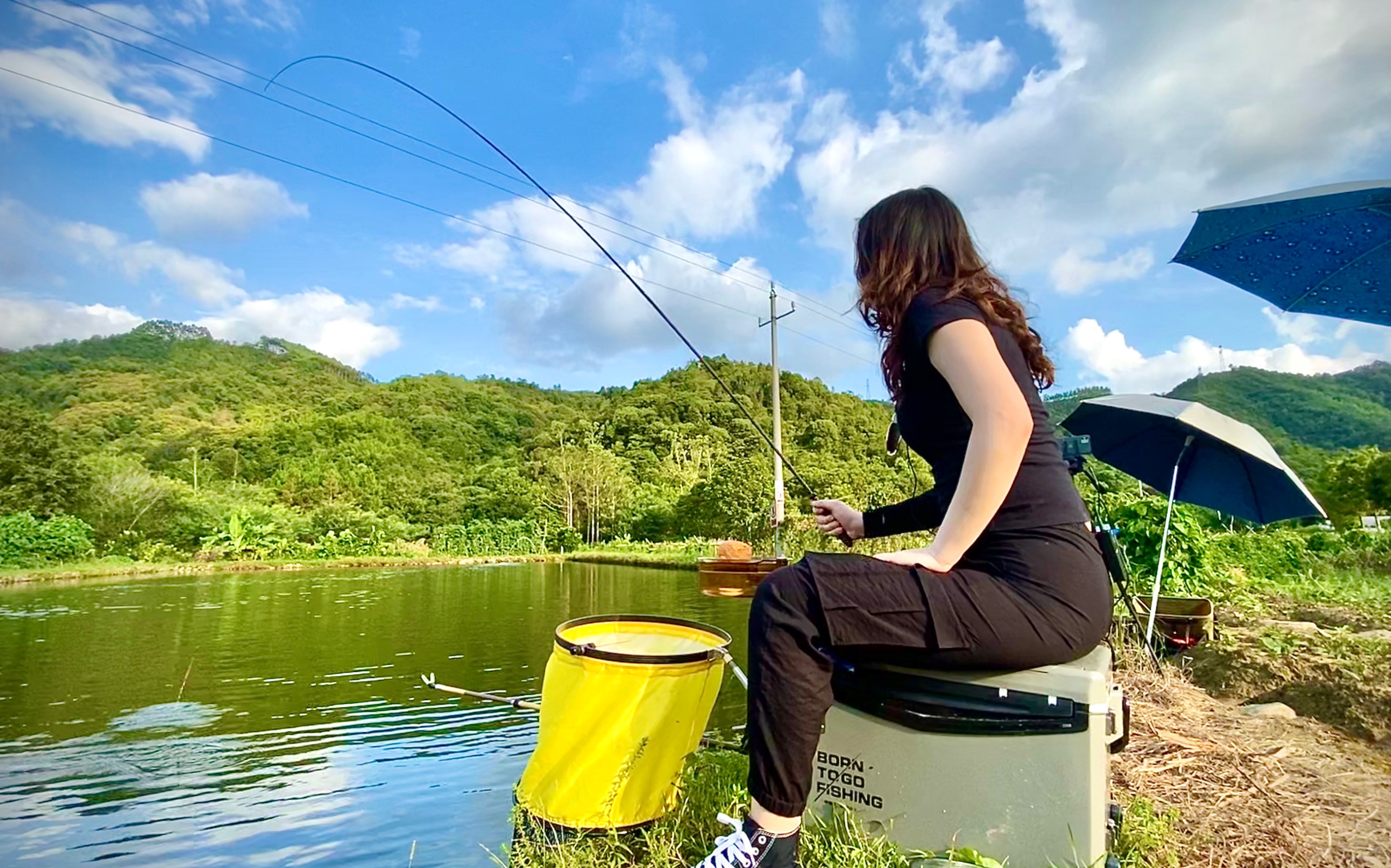 夏日高温天气钓鱼,美女表妹用3米鱼竿,重点还是位置选的好!