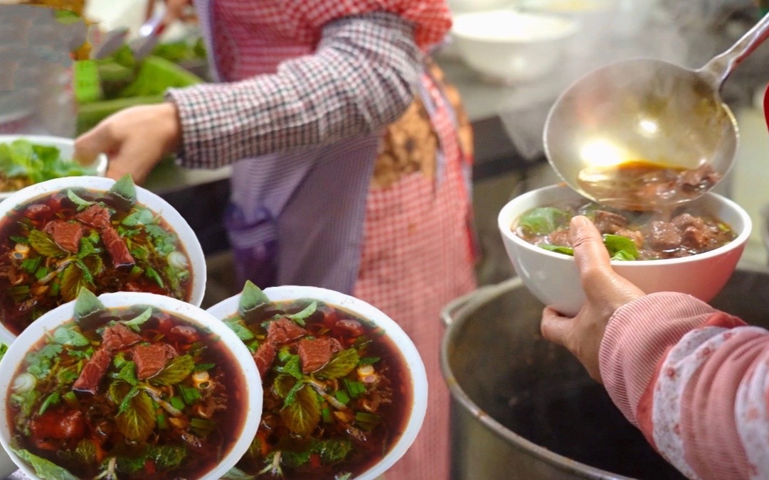 [图]云南名字都懒得起的牛肉面店，14元一大碗，牛肉坨坨看的见，门口全是人，蹲着吃～端着吃～站在桥上吃