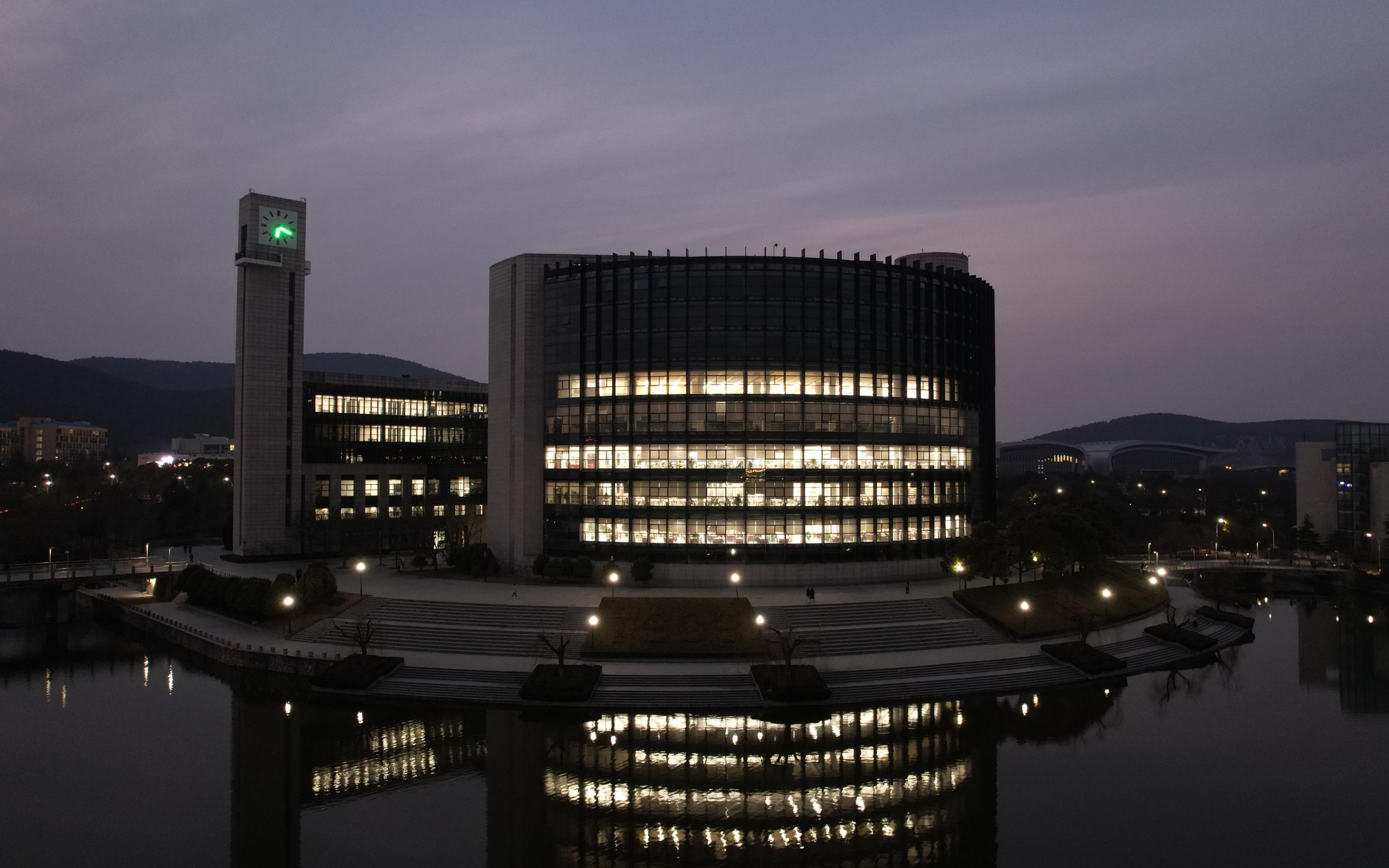 夜晚的矿大图书馆