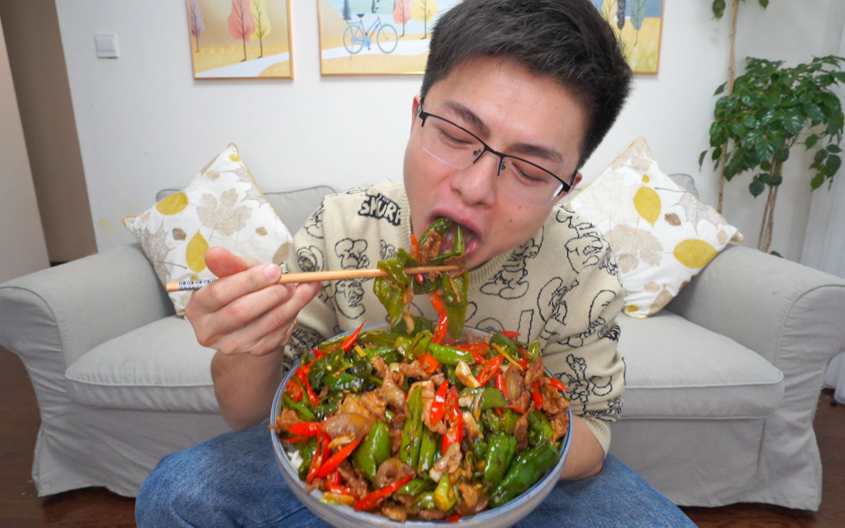 小伙又馋辣椒了,买三种回来做个小炒肉,埋头干饭真香-星苍哥-默认收藏