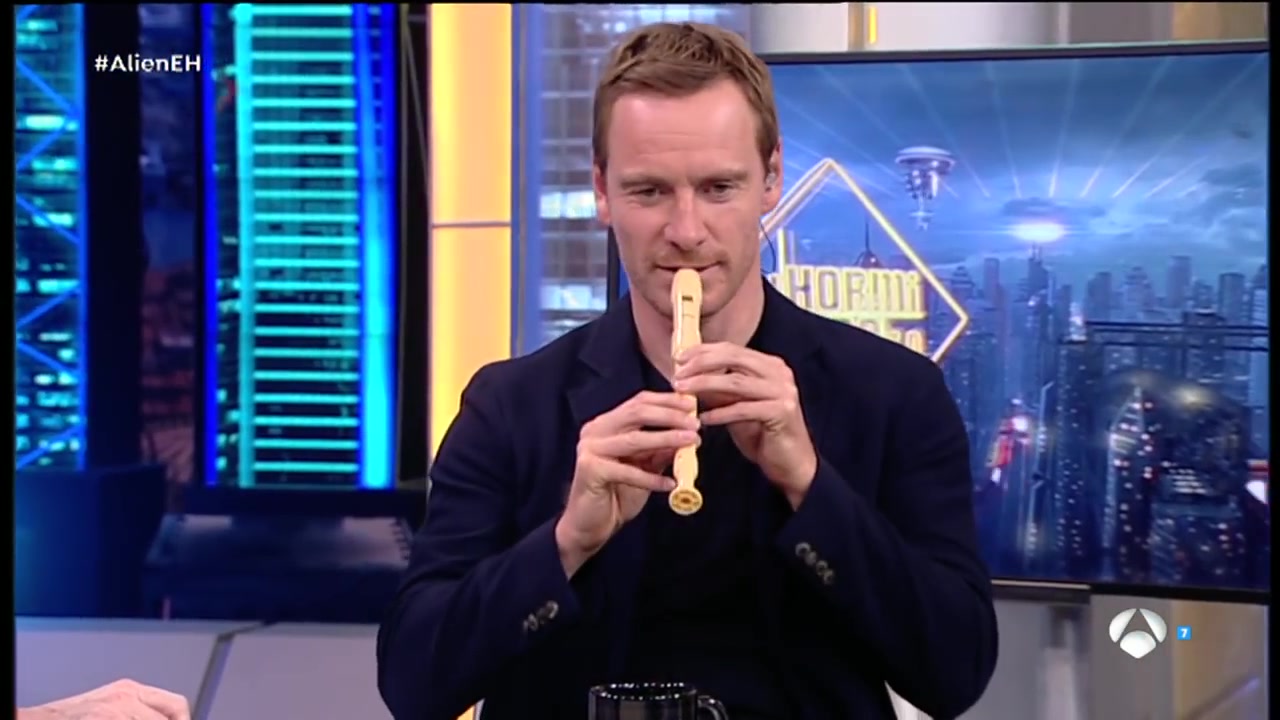 [图]【MichaelFassbender/法鲨】 El Hormiguero  电影《异形：契约》宣传 牧童笛演奏片段（西语原音）