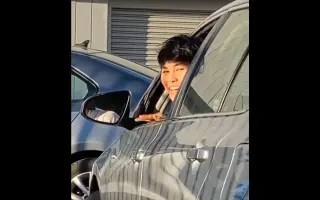 【】【短短短视频】两位老司机的车窗交流