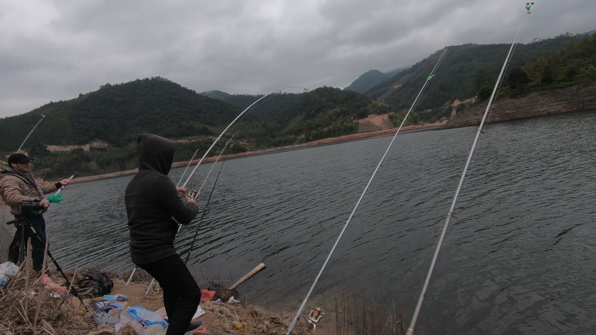 农村小伙水库钓鱼上鱼的瞬间小伙差点把鱼竿弄断