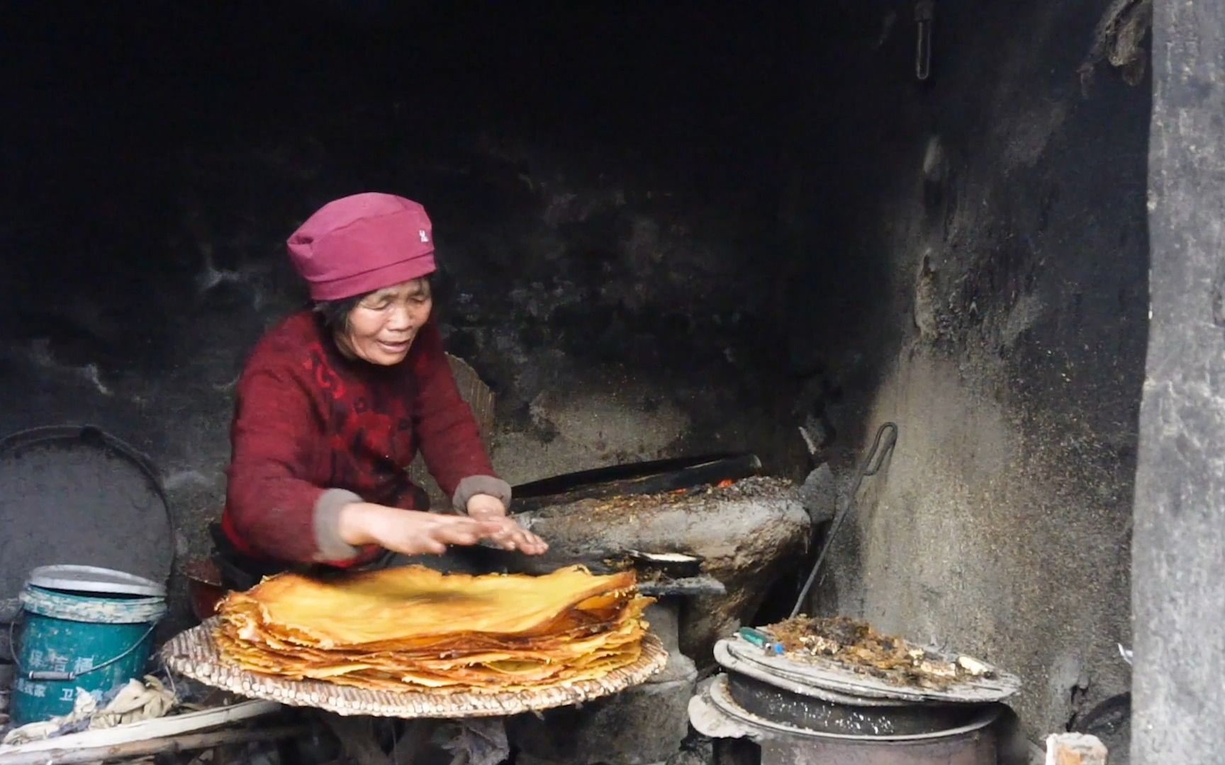 山东淄博农村大妈做煎饼近40年,传统柴火手工制作,真香!哔哩哔哩bilibili