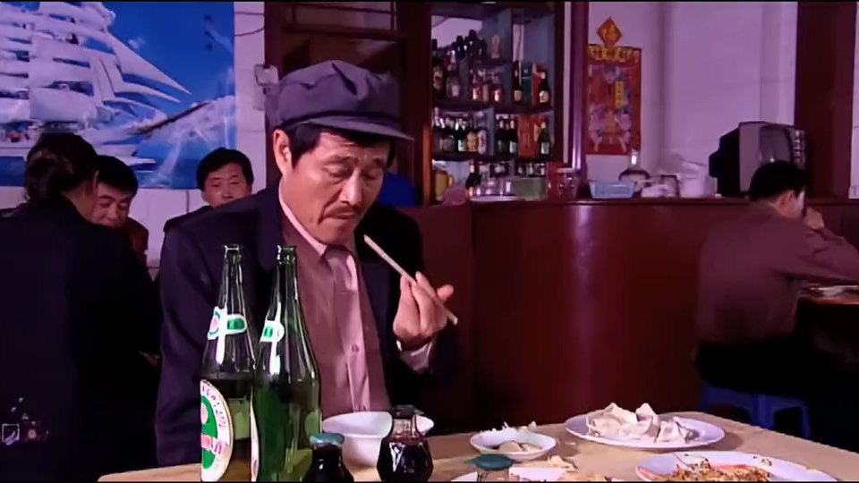 马大帅下馆子吃饭,一桌饺子配上冰啤酒,吃得那叫一个香
