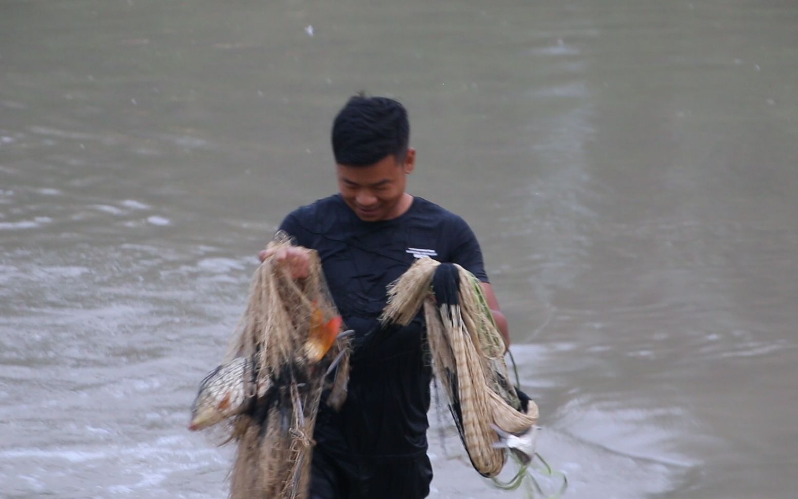 户外小猛哥:农村小猛哥河道撒网,追踪鱼群却遭挂底,成功解救,还上货大
