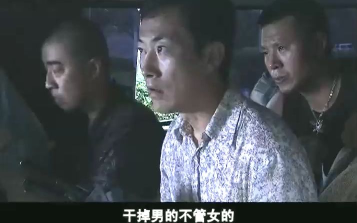 疯狂的背后:老大女人要跑路,小弟持枪截杀,怎料被警察监视